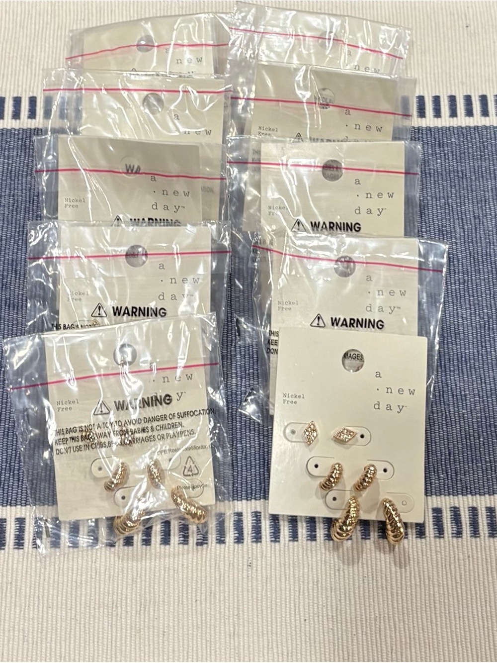 Bundle of 30 pairs of earrings